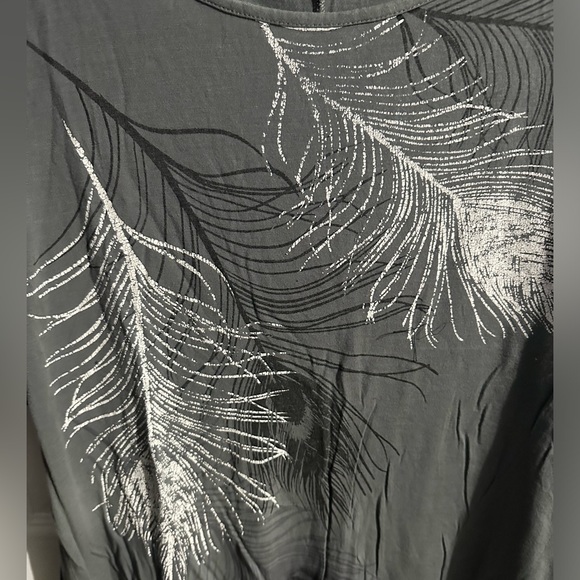 Venus cold shoulder feather 🪶 top. 🩷 - Picture 2 of 6